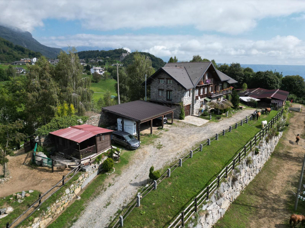 Centro Polivalente in Montagna con Potenzialità Commerciali