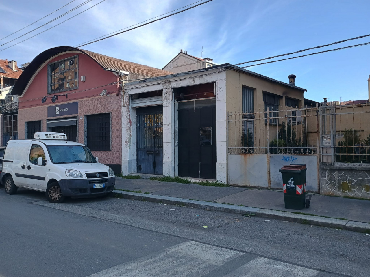 Laboratorio artigianale di 39 mq con alta visibilità a Torino