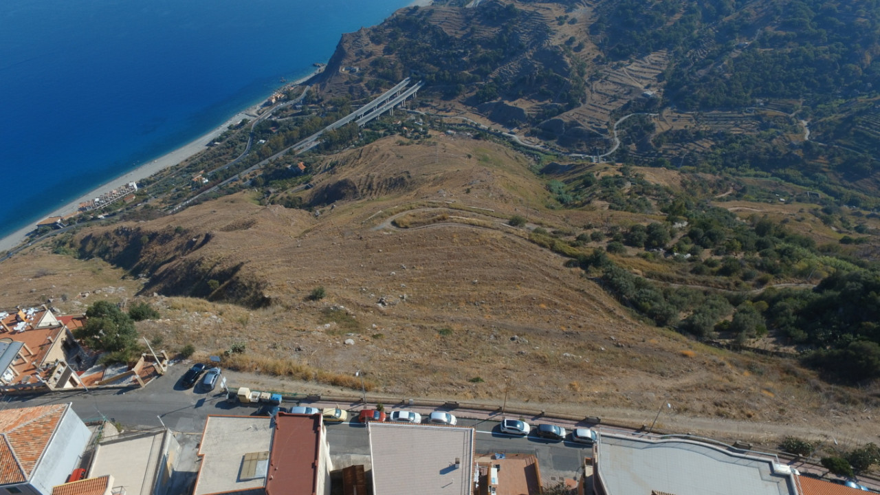 Terreno Edificabile con Vista Mare per Sviluppo Turistico in Sicilia