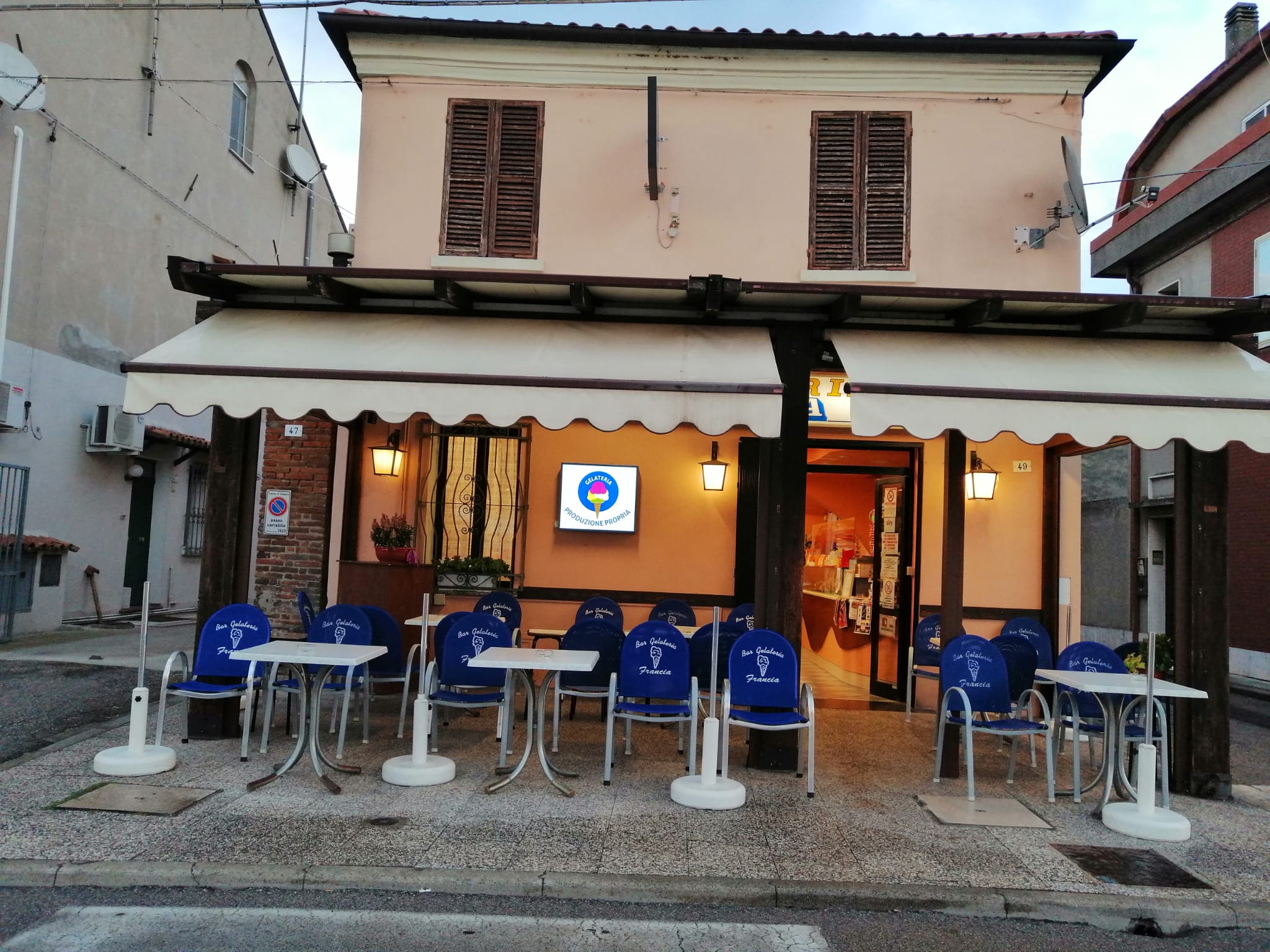 Bar Gelateria con Laboratorio Artigianale e Doppio Plateatico in Veneto