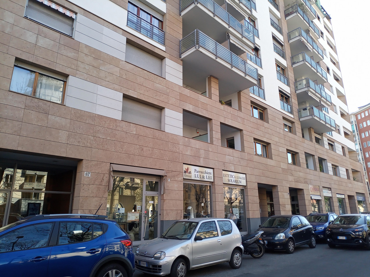 Negozio di estetica e parrucchiere in posizione strategica a Torino
