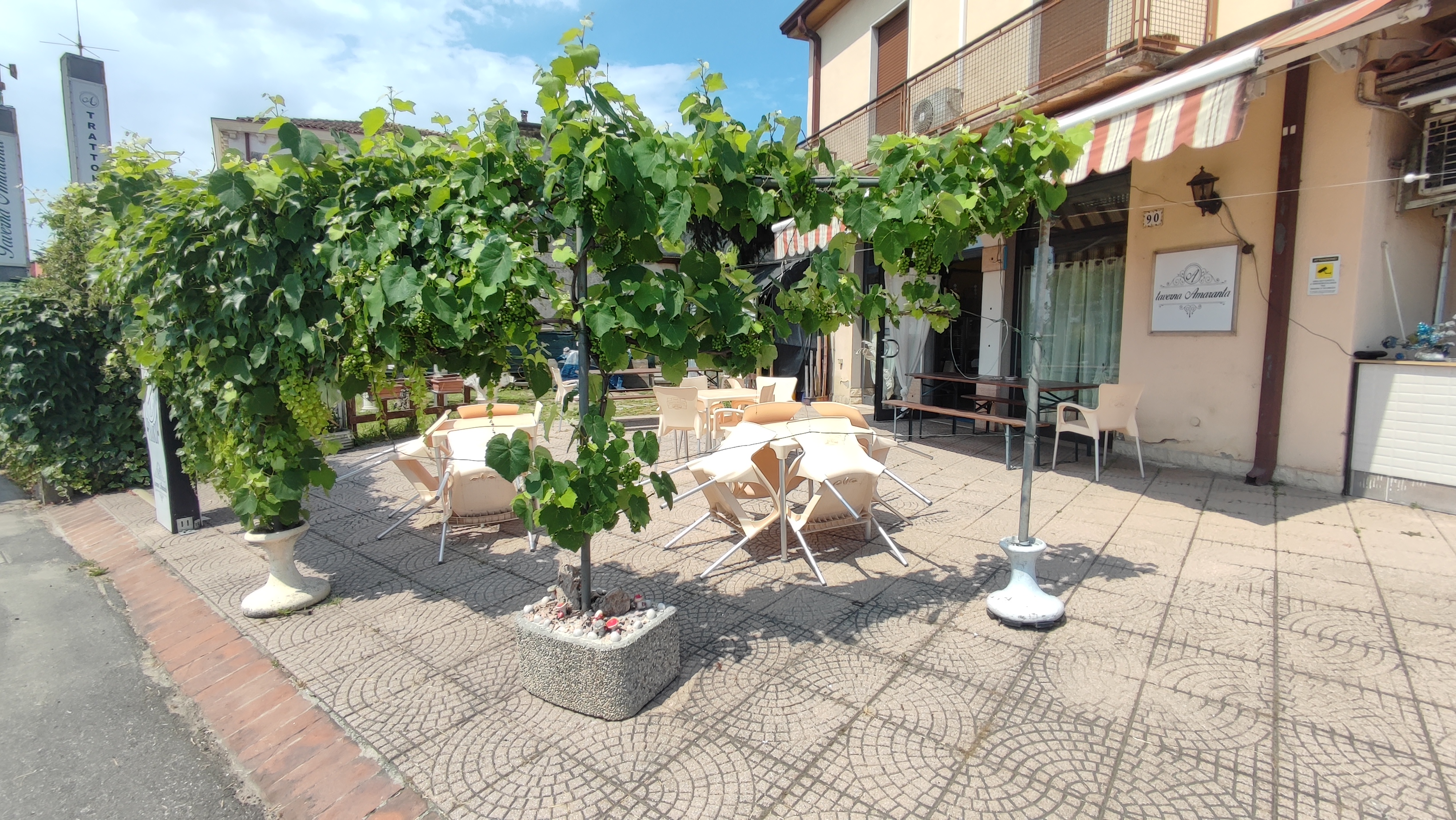 Locale commerciale con plateatico esterno in zona di forte passaggio a Cerea (VR)