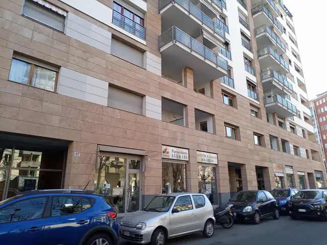 Negozio di estetica e parrucchiere in posizione strategica a Torino